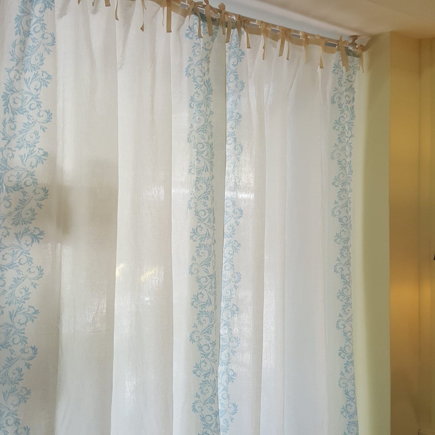 Curtains in crumpled natural linen from the Acanto collection