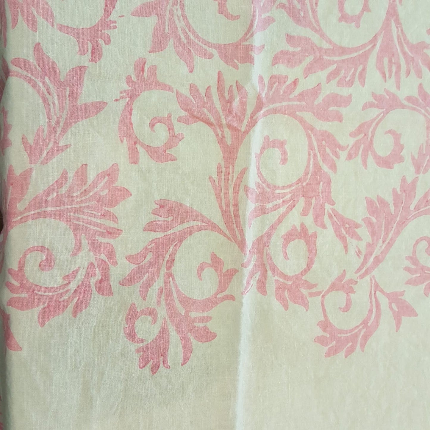 Crumpled linen tablecloth from the Acanto Collection in the color Pink