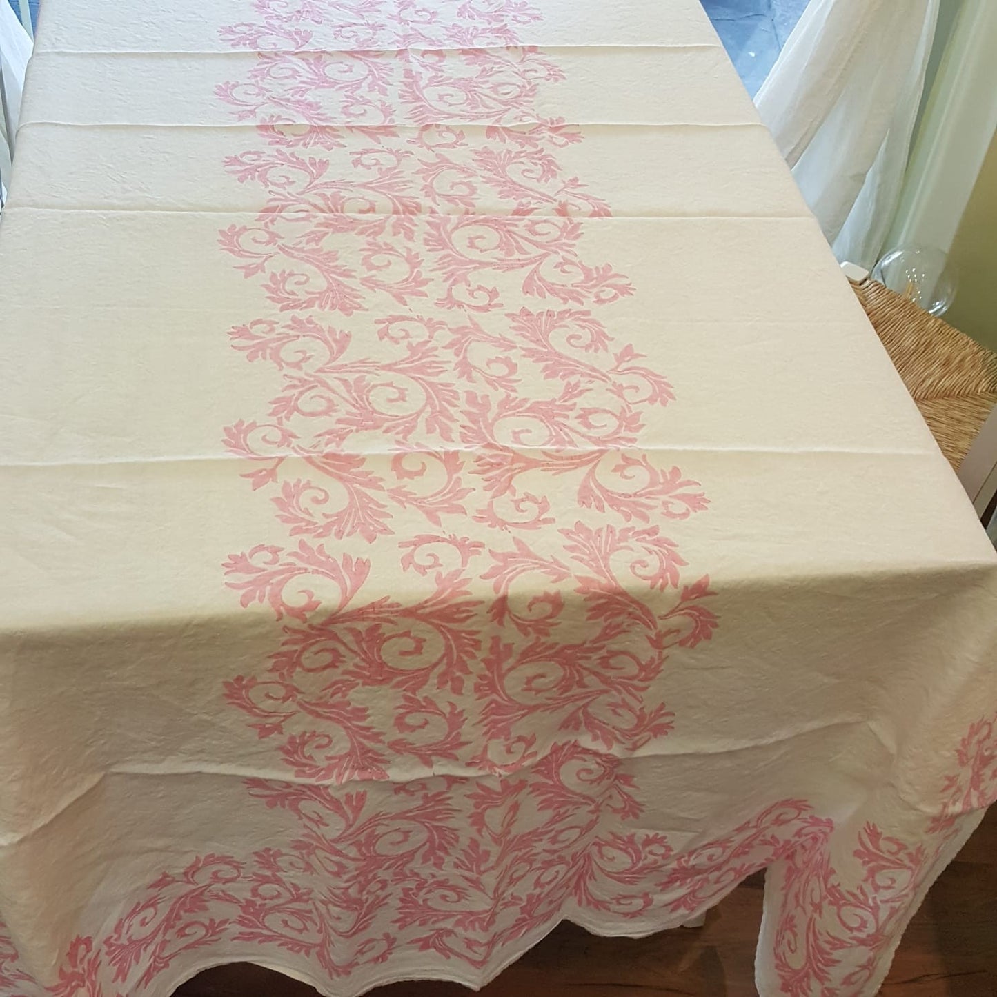 Crumpled linen tablecloth from the Acanto Collection in the color Pink