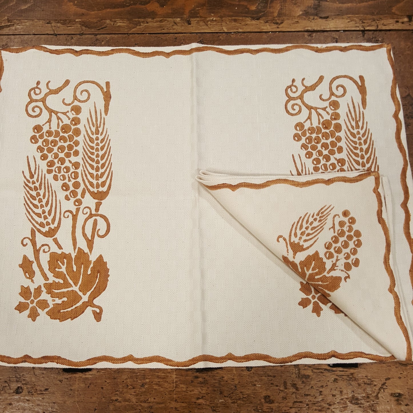 American placemat with Romagna print napkin