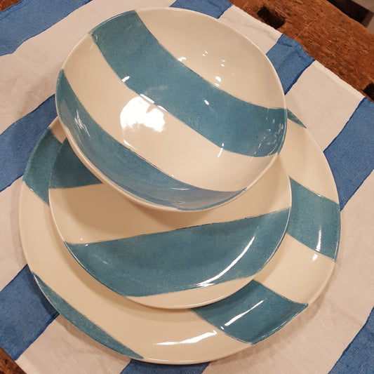 Porcelain plate set. Multi-coloured decoration