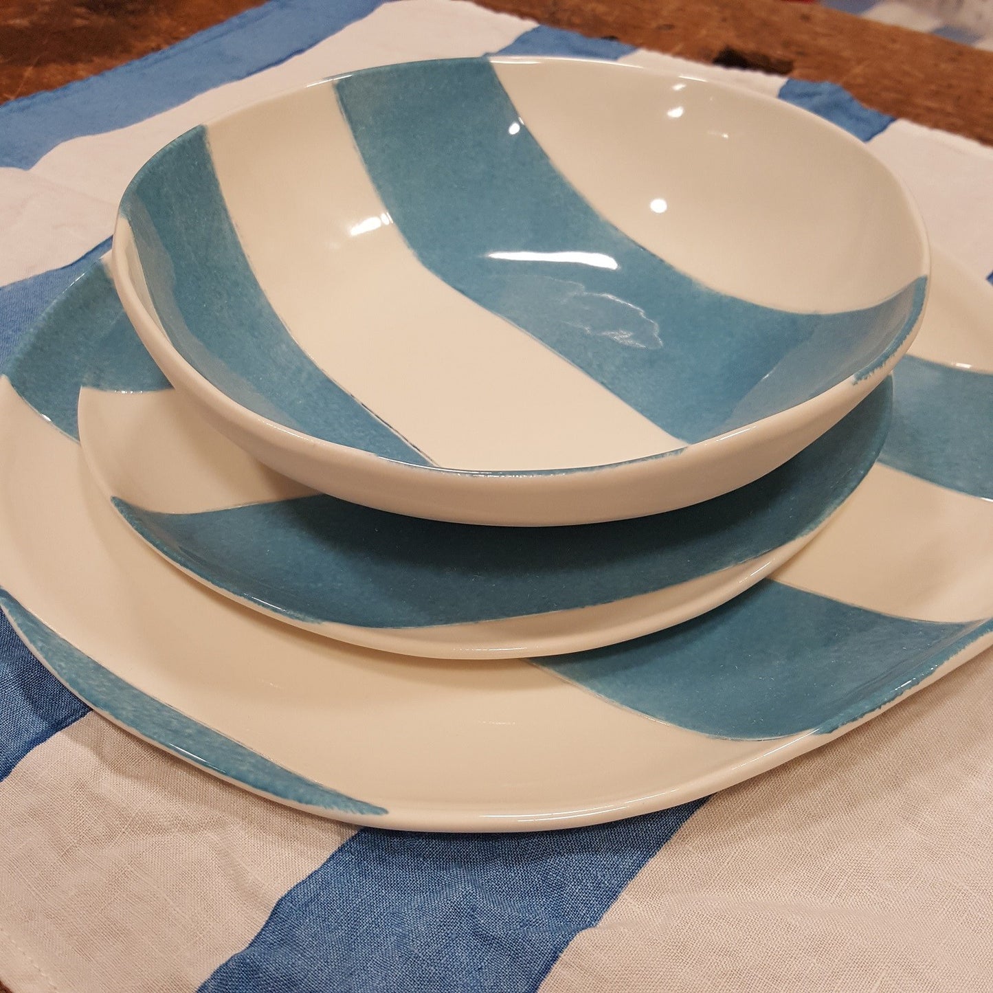 Porcelain plate set. Multi-coloured decoration