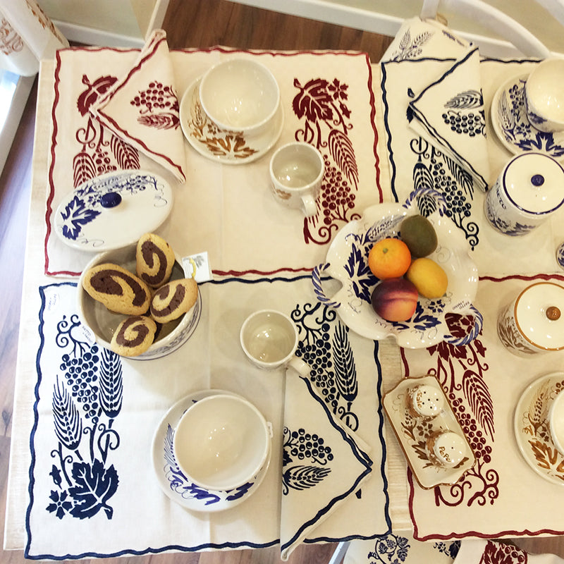 Complete breakfast service in ceramic and mixed linen