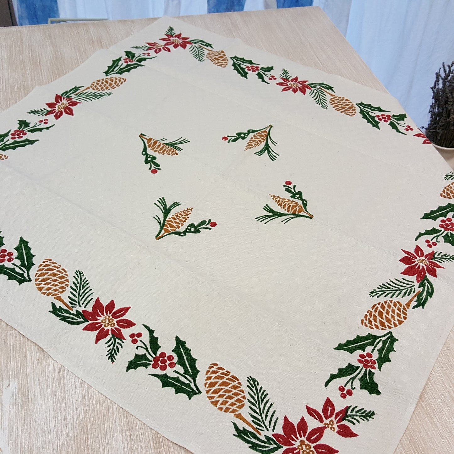 Square table cover Pine cones and holly collection in Linen blend