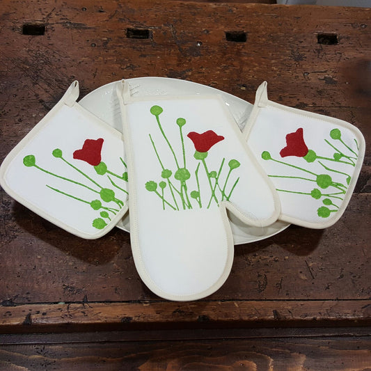 Pot holders and kitchen glove with tulip print