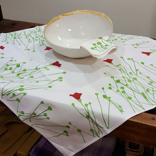 Table cover in shaved linen blend with tulip decoration