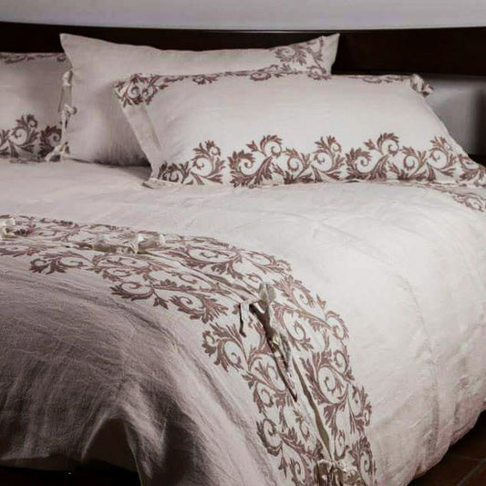 Acanto line bedspread in wrinkled linen