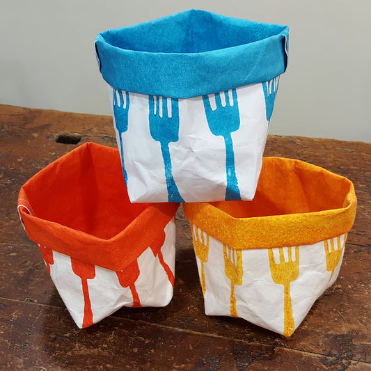 Bread basket in washable paper decorated with forks