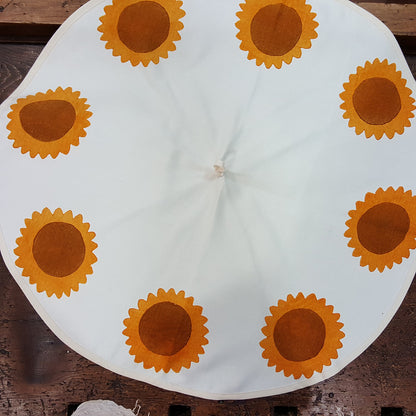 Round tea towel with sunflower print