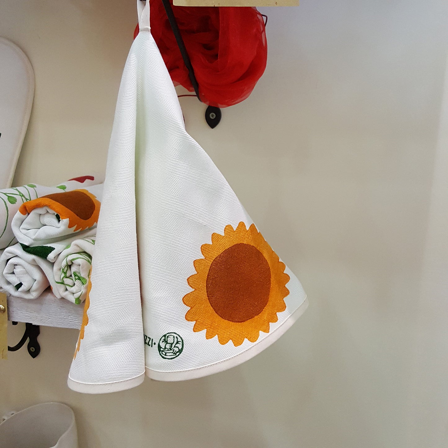 Round tea towel with sunflower print