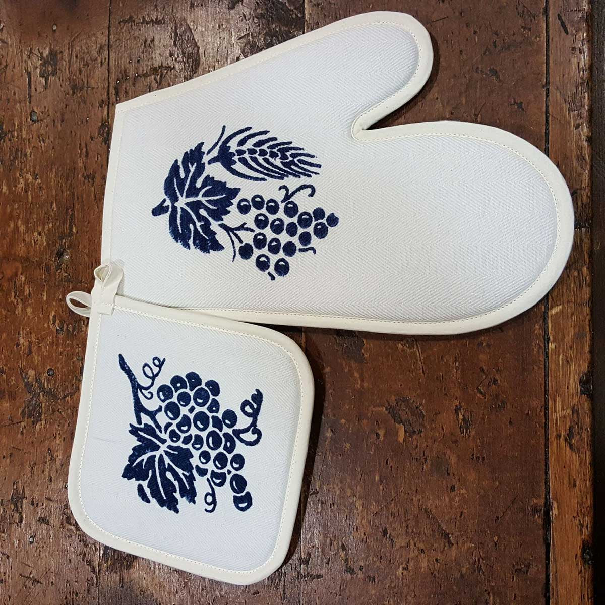 Pot holder and kitchen glove with Romagna prints